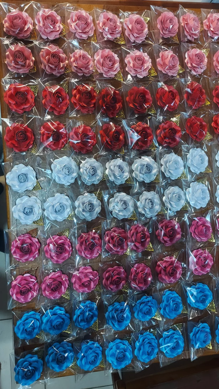 Flor feita em papel 8,5cm x 8,5cm - Imagem 5