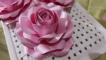 Flor feita em papel 8,5cm x 8,5cm - Imagem 3
