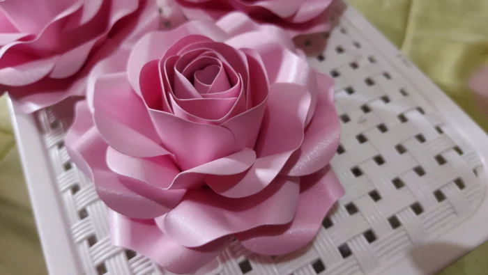 Flor feita em papel 8,5cm x 8,5cm - Imagem 3